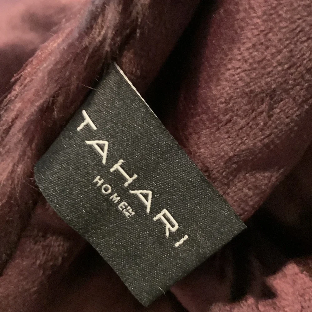 NWOT TAHARI Table Runner
